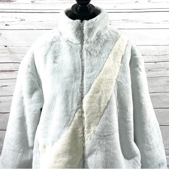 An oversized Swoosh logo meets luxe faux fur Sherpa in a wear-anywhere jacket - Picture 4 of 9